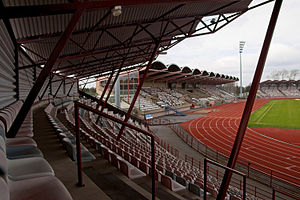 Die Südkurve und die Haupttribüne des Stadions (2010)