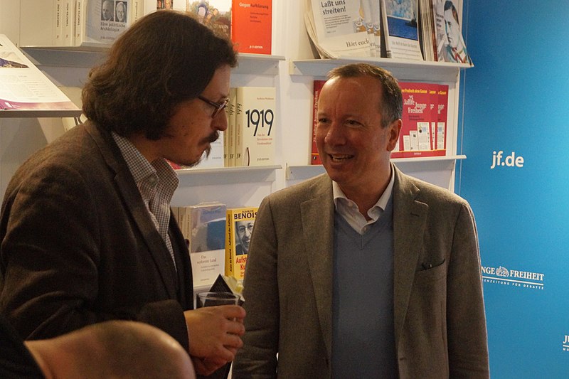 File:Prof. Dr. David Engels (links) und Dr. Markus Krall (rechts) auf der Frankfurter Buchmesse 2019.jpg