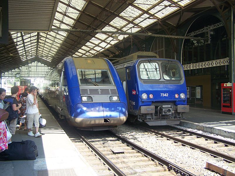 File:Quais de la gare de Bayonne.JPG