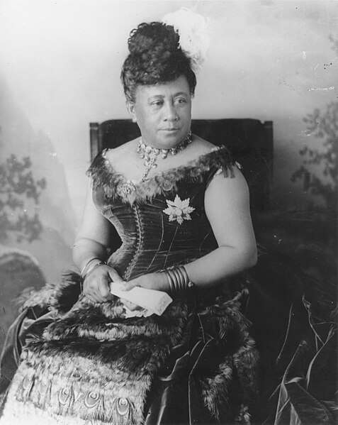 File:Queen Kapiolani wearing her peacock gown at the Golden Jubilee of Queen Victoria (PP-97-15-015).jpg