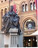 Королева Виктория у здания королевы Виктории в Сиднее.jpg