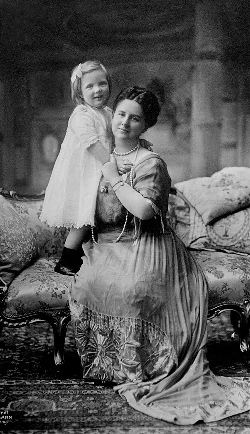 Queen Wilhelmina and her daughter Juliana, circa 1914