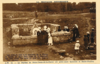 Pèlerins se lavant les yeux avec l'eau de la fontaine de la Clarté lors du pardon du 15 août.