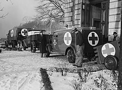 Ambulanser fra Norges Røde Kors til Finland. Foto: Henriksen & Steen/Nasjonalbiblioteket