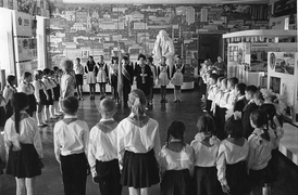 Приём в пионеры во Дворце Олега. На фоне — зал, посвящённый Советской власти, 1973 год