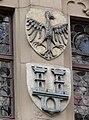 Fensterreihe an der Nordfasade, Detail: Reichsadler und Stadtwappen