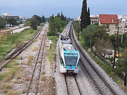 Влак в града, пътуващ от летището за Атина