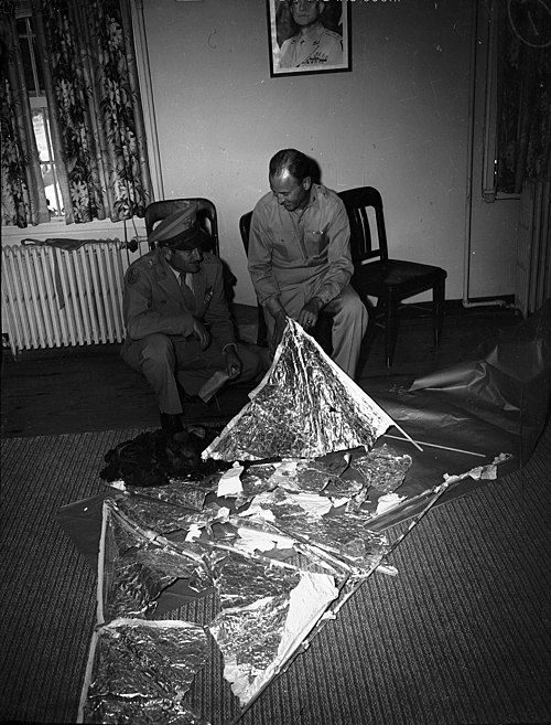 Army officials pose with balloon debris from Roswell.