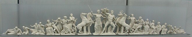 Une vingtaine de statues alignées, dans un triangle. Au centre : une femme en armes et un homme nu avec un trident