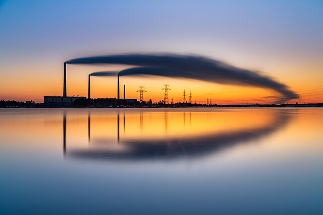 Фотография Рефтинского водохранилища и Рефтинской ГРЭС в Свердловской области, снятая на рассвете с выдержкой 109 с