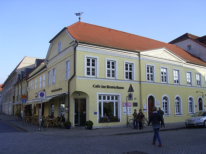 File:Reuterhaus in Neubrandenburg.jpg