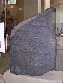 La stele di Rosetta, la cui iscrizione trilingue egizio medio-demotico-greco fornì una prima chiave per la decifrazione dell'egizio medio e del demotico