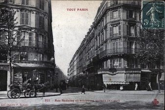 La rue Sedaine vue du boulevard Voltaire vers 1900.