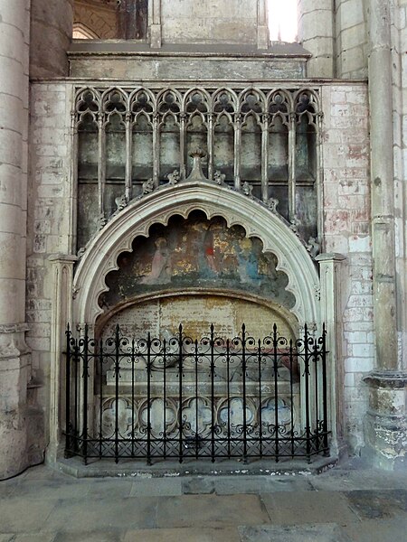 Fichier:Saint-Quentin (02), basilique St-Quentin, déambulatoire nord, enfeu dans la clôture liturgique.jpg