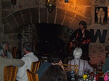 De muzikant Salim Nourallah, in concert in bar-restaurant Lawrence of Arabia
