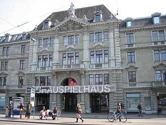 Das Schauspielhaus Zürich an der Stirnseite des Pfauenkomplexes
