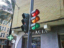 Un feu de signalisation (Stop light ou traffic light en anglais) et ses couleurs caractéristiques : vert, jaune/orange et rouge.