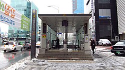 Seoul-metro-line-9-927-Seonjeongneung-station-entrance-2-20181124-104744.jpg
