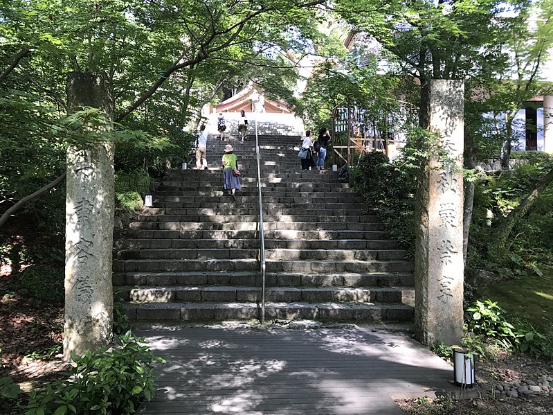 File:Shimmon gate of Kamado Shrine.jpg