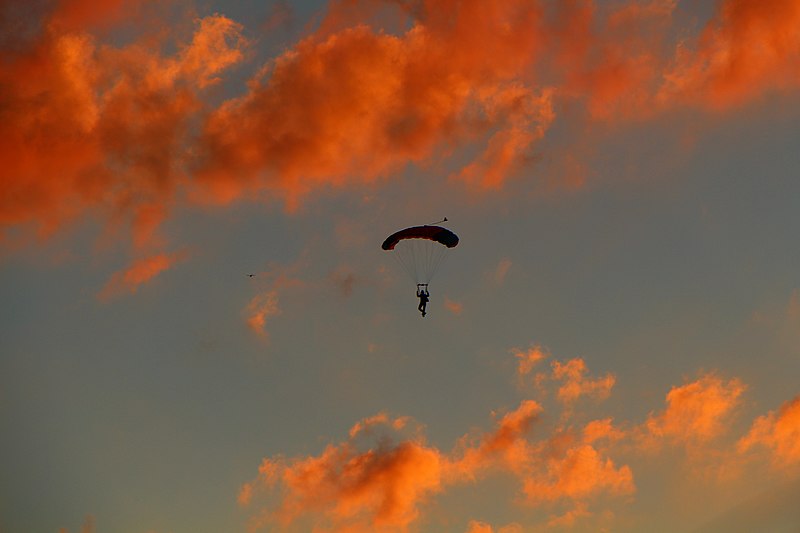 File:Skydiver (9711231781).jpg