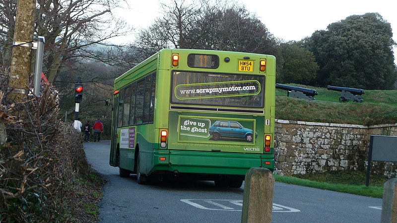 File:Southern Vectis 301 HW54 BTU rear and Carisbrooke Castle traffic lights.JPG