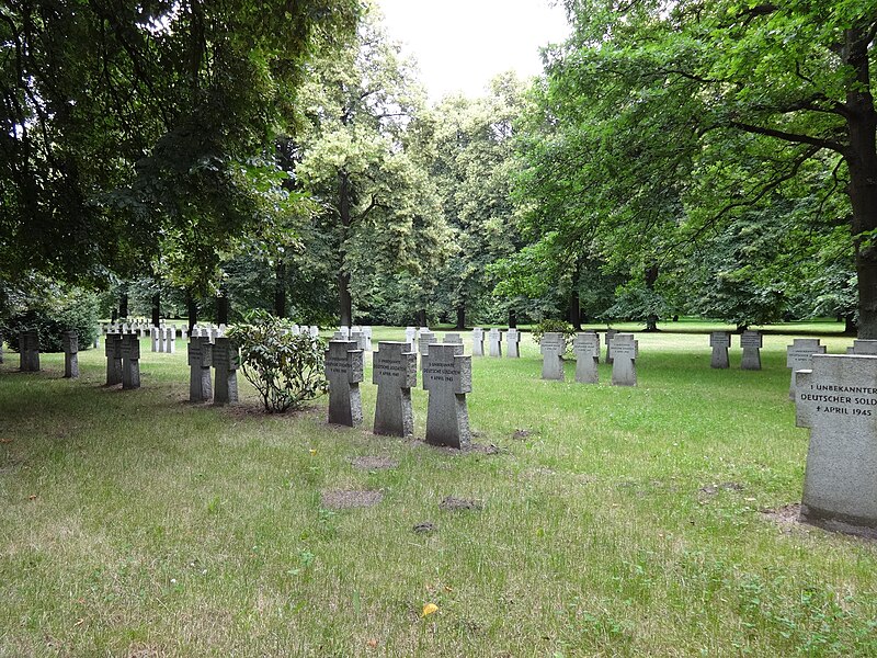 File:Spremberg Deutsche Kriegsgräberstätte auf dem Georgenberg Feld III 1. Hälfte.JPG