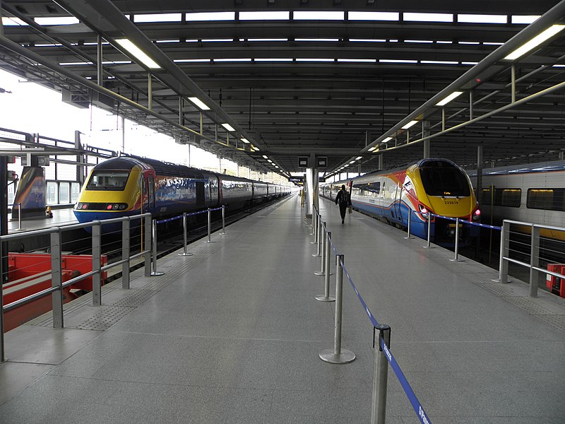 File:St Pancras International stn platforms 3 and 4 look north.JPG