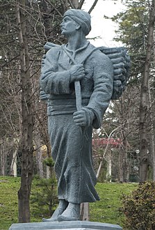 Statue of Yunus Emre, Eskişehir 05 (cropped).jpg