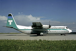 Ein Frachtflugzeuge des Typs Lockheed L-100 Hercules, das von Saturn Airways übernommen wurde