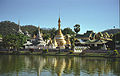 Tempelanalge Mae Hong Song Thailand.jpg