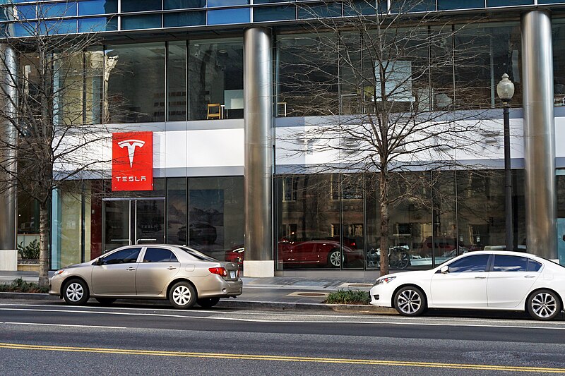 File:Tesla store WAS 2017 1503.jpg