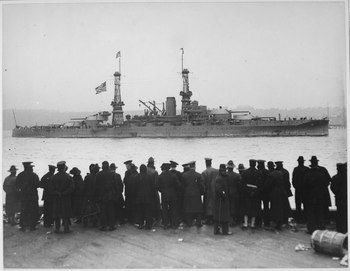 Le chef de l'Arizona passant 96th Street Pier dans une grande revue navale à New York.  - NARA - 533700.tif