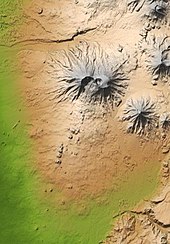 Carte topographique du Tolbatchik avec les deux sommets principaux et les cônes et fissures volcaniques au nord-est et au sud-sud-ouest.