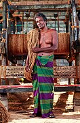 Sri Lankaanse man die op ambachtelijke wijze touw van kokosvezel maakt