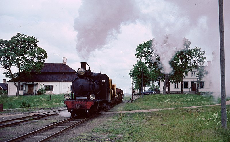 File:Train at Stjärnsund station.jpg