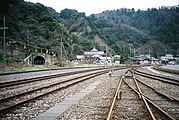 駅構内（2007年） 左側に敦賀セメントへの廃トンネルが見える。