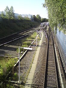 U-Bahnhof Ochsenzoll, Zufahrt zur westlichen Abstellanlage. Rechts der Spundwand befand sich früher der Bahnsteig der ANB (oben).