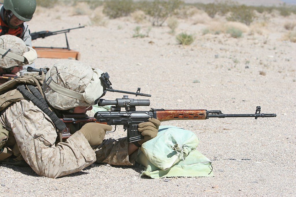 البندقيه القناصه Dragunov 1024px-USMC_Dragunov_Instruction