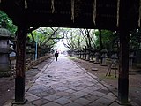 神門から参道を見る（2010年10月撮影）