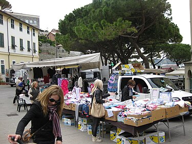 Monday market in Portovenere, Italy Ul merco dal lunedi.JPG