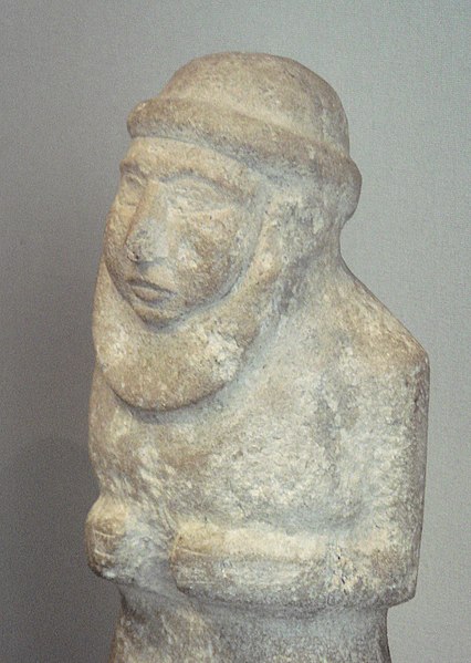 Similar portrait of a probable Uruk King-Priest with a brimmed round hat and large beard, excavated in Uruk and dated to 3300 BC. Louvre Museum.