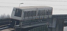 Gezicht op een VAL 206-trein van de metro van Lille op een viaduct.