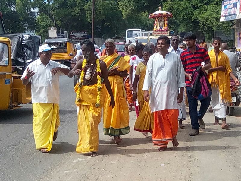 File:Vadapadi Sidhar leading the procession Peru Rama Anjaneyar Temple Padayathra.jpg