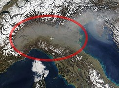 La Pianura Padana è la zona grigia all'interno dell'ellisse.