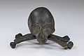 Deutsch: Totenschädel-Vanitas-Skulptur. Ursprünglich auf einem anderen Objekt montiert. Metallguss, mit Farbresten, patiniert. English: Boned skull - vanitas sculpture. Originally mounted on an other object. Casted metal with residues of paint, patinated.