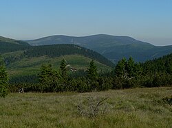 Pohled na Velkou Jezernou z hlavního hřebene, v popředí Františkova myslivna, v pozadí Keprnická hornatina