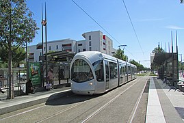 Le tramway T4 à l'arrêt "Vénissy" sur le plateau des Minguettes