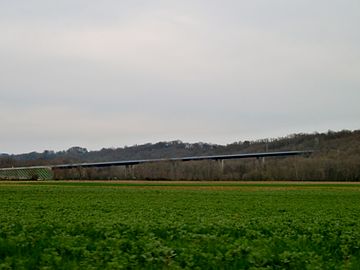 Le viaduc du Gabas de l'A65 depuis Miossens-Lanusse.