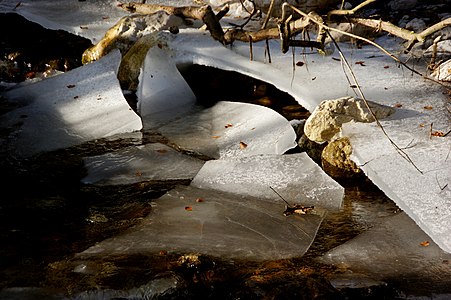 Eisschollen am Winkelbach in Weißenbach bei Liezen