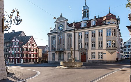 Weinfelden - Rathaus, Thomas-Bornhauserbrunnen und Wirtschaft zum Löwen.jpg